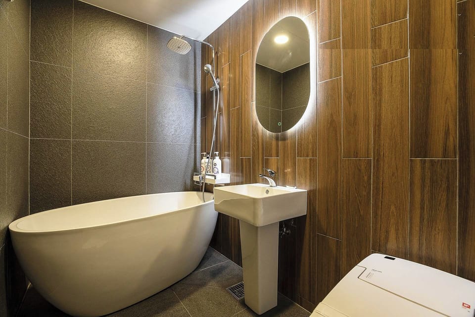Super Deluxe (Regular bathtub, Styler, 2PC) | Bathroom | Free toiletries, hair dryer, towels