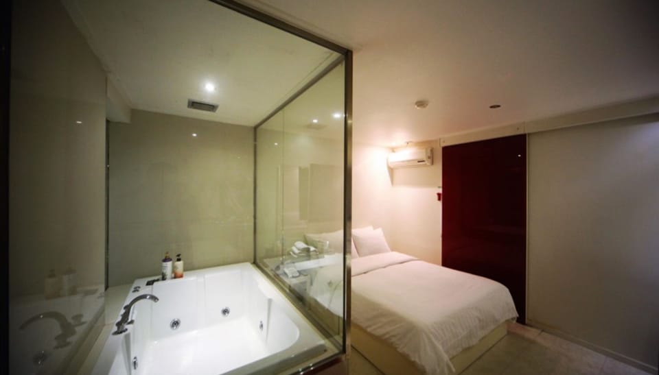 Double Room, Jetted Tub | Free WiFi, bed sheets