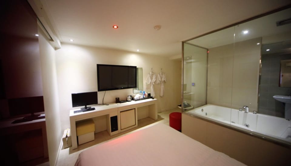 Double Room, Jetted Tub | Free WiFi, bed sheets
