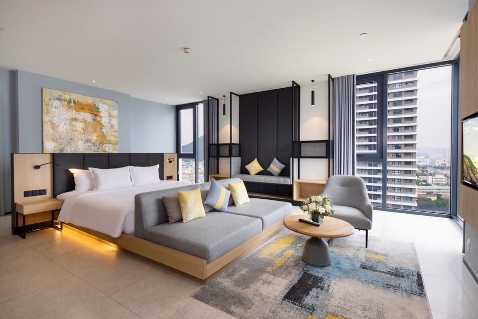 Executive Suite Room | Minibar, desk, soundproofing, WiFi (free)