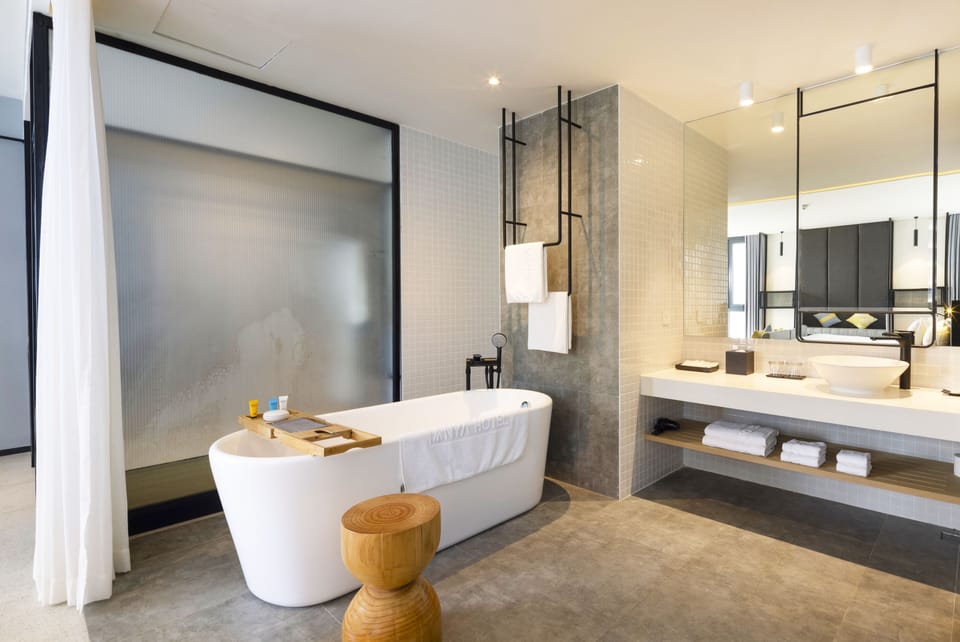 Executive Suite Room | Bathroom | Shower, jetted tub, rainfall showerhead, free toiletries