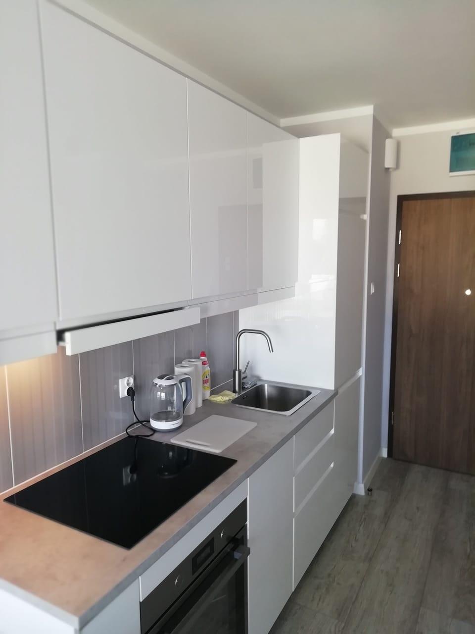 Deluxe Apartment | Private kitchen | Stovetop, highchair