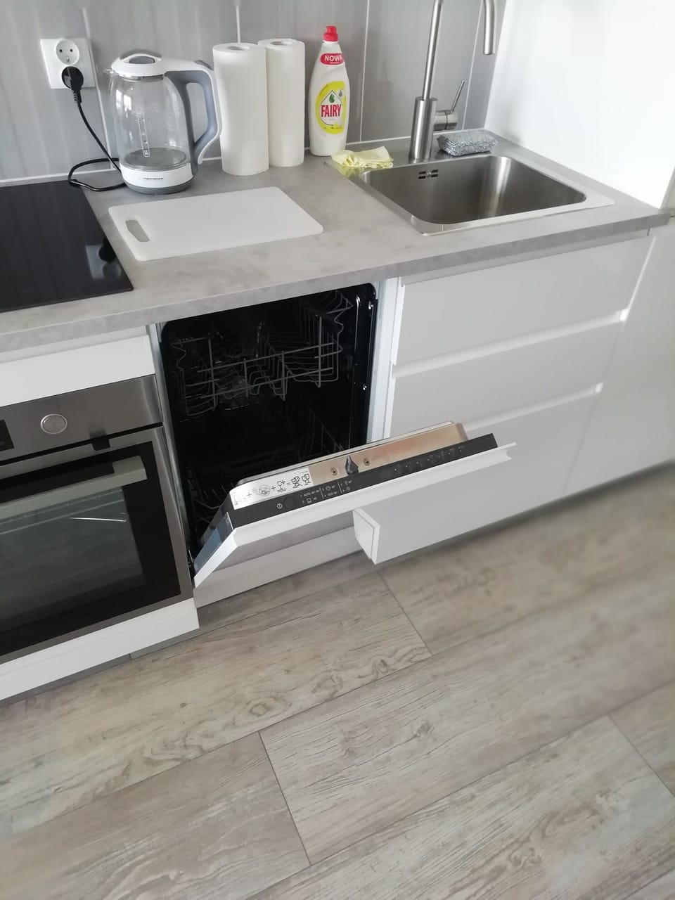 Deluxe Apartment | Private kitchen | Stovetop, highchair