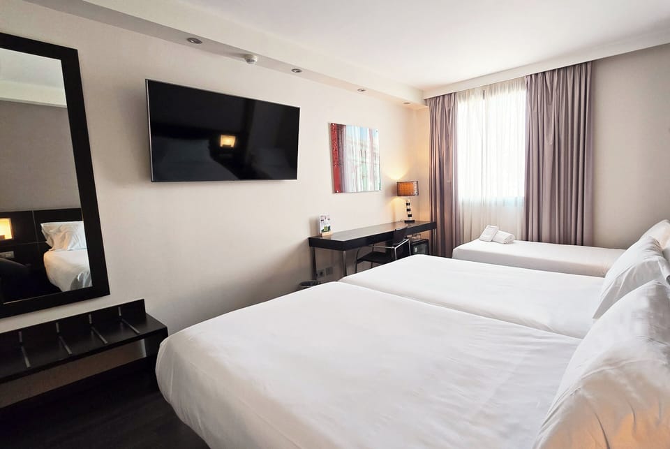 Classic Triple Room | Minibar, desk, soundproofing, WiFi (free)