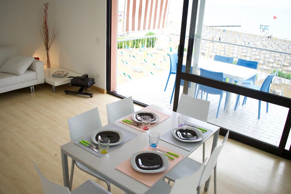Luxury Apartment, 3 Bedrooms, Balcony | In-room dining