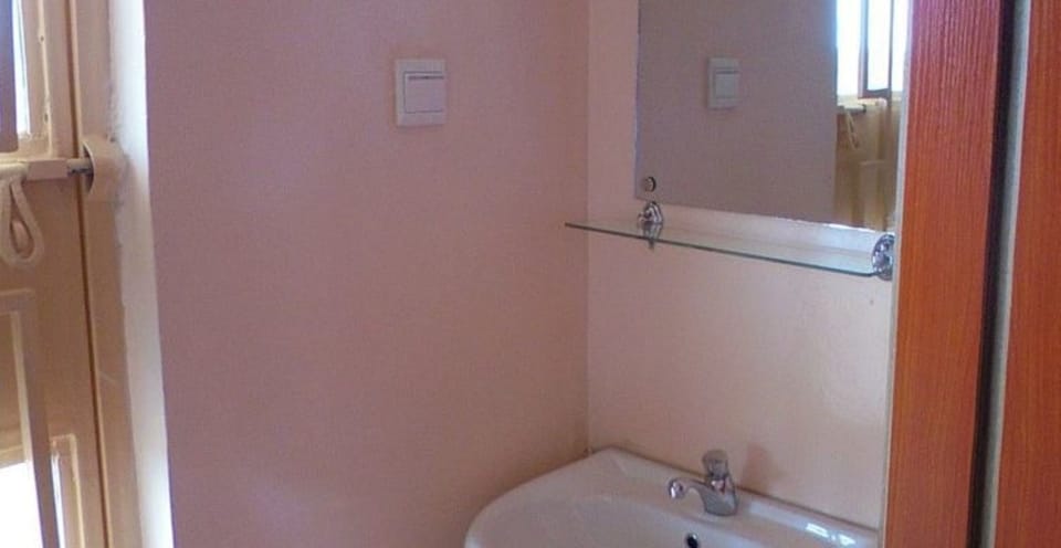 Shower, rainfall showerhead, free toiletries, slippers