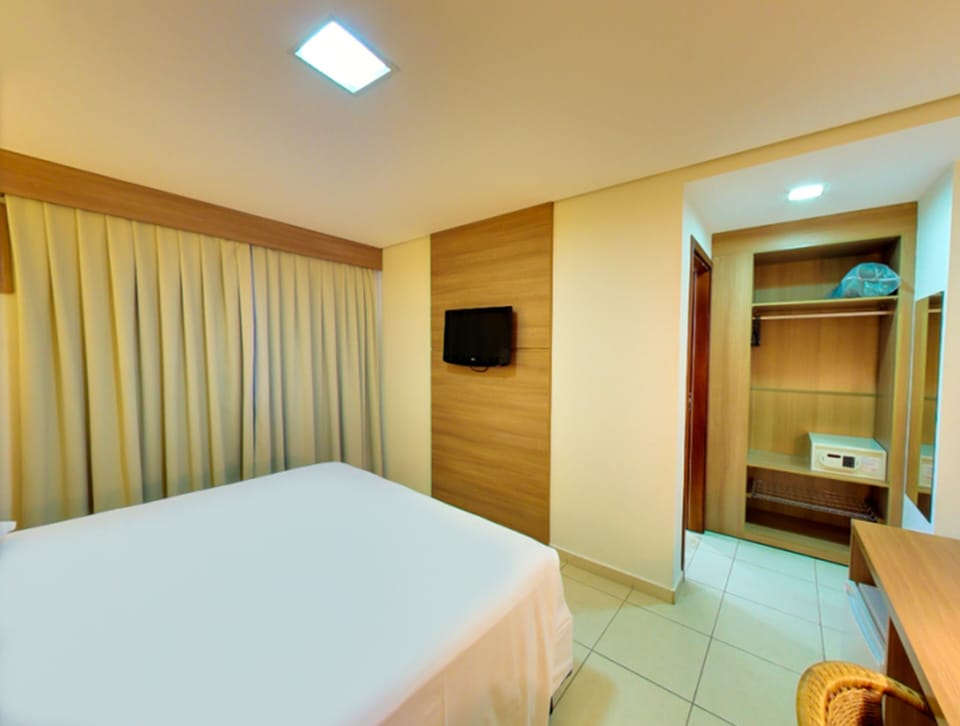 Deluxe Single Room | Minibar, in-room safe, desk, blackout drapes