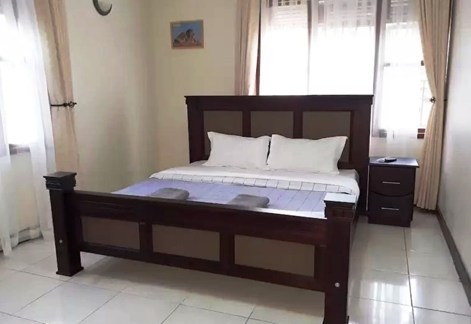 Executive Room | Desk, free WiFi, bed sheets