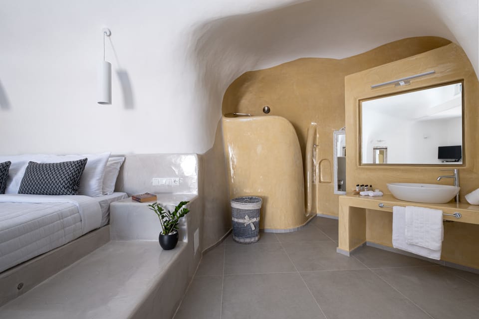 Honeymoon Studio Suite, Hot Tub | Egyptian cotton sheets, premium bedding, Tempur-Pedic beds, in-room safe