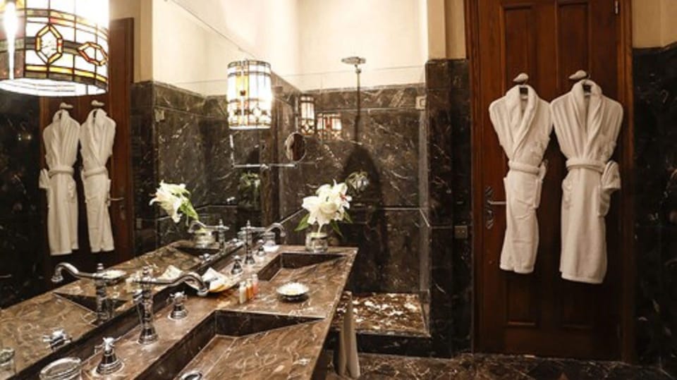 Junior Suite | Bathroom | Separate tub and shower, deep soaking tub, rainfall showerhead