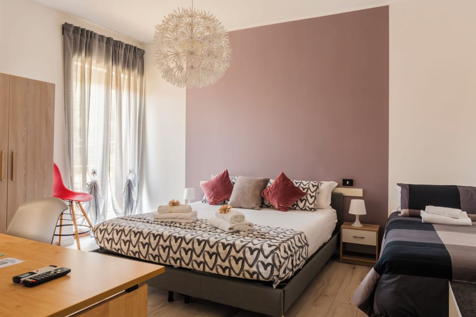 Comfort Double Room (Stanza del Sole) | Desk, laptop workspace, soundproofing, free WiFi