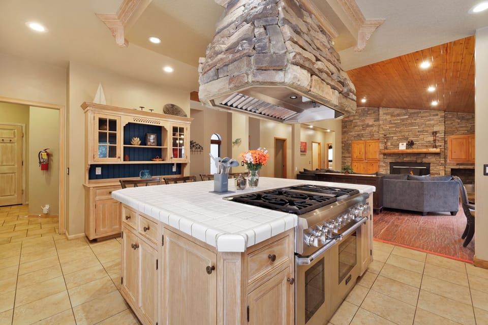 House, Multiple Beds, Hot Tub, Mountain View (1277) | Private kitchen