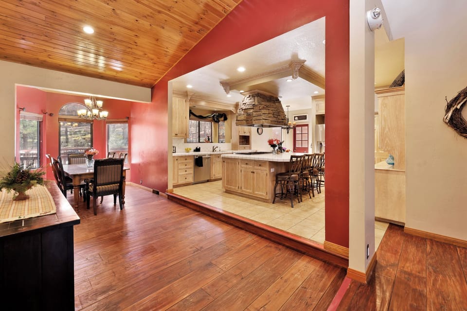 House, Multiple Beds, Hot Tub, Mountain View (1277) | 5 bedrooms, individually decorated, individually furnished, bed sheets