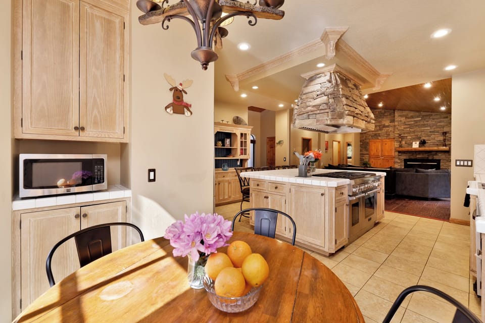 House, Multiple Beds, Hot Tub, Mountain View (1277) | Private kitchen