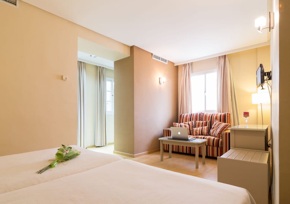 Family Room | Desk, free WiFi, bed sheets