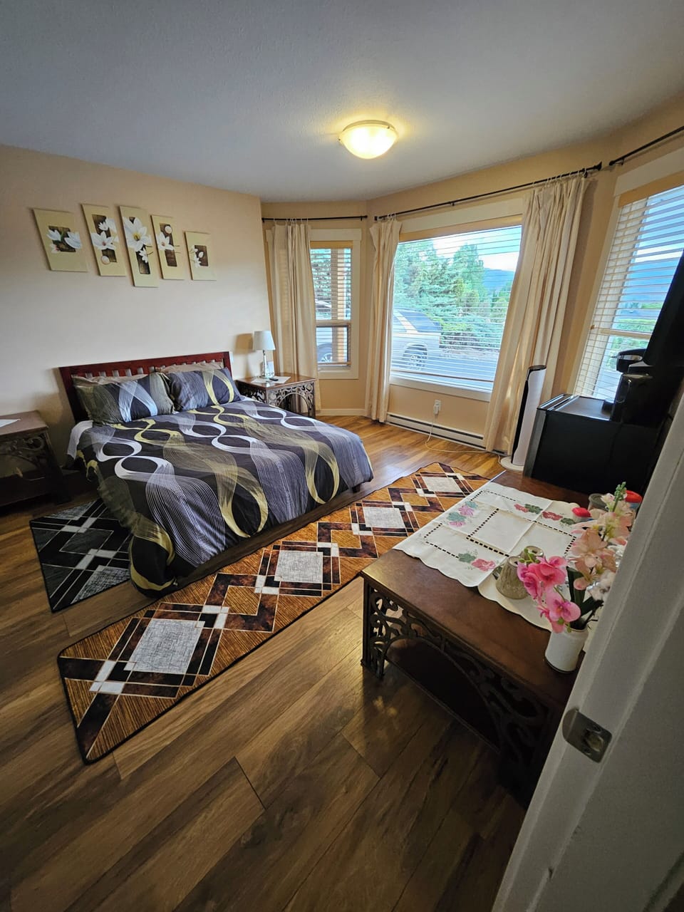 Luxury Room, 1 Queen Bed | Memory foam beds, desk, laptop workspace, WiFi (free)