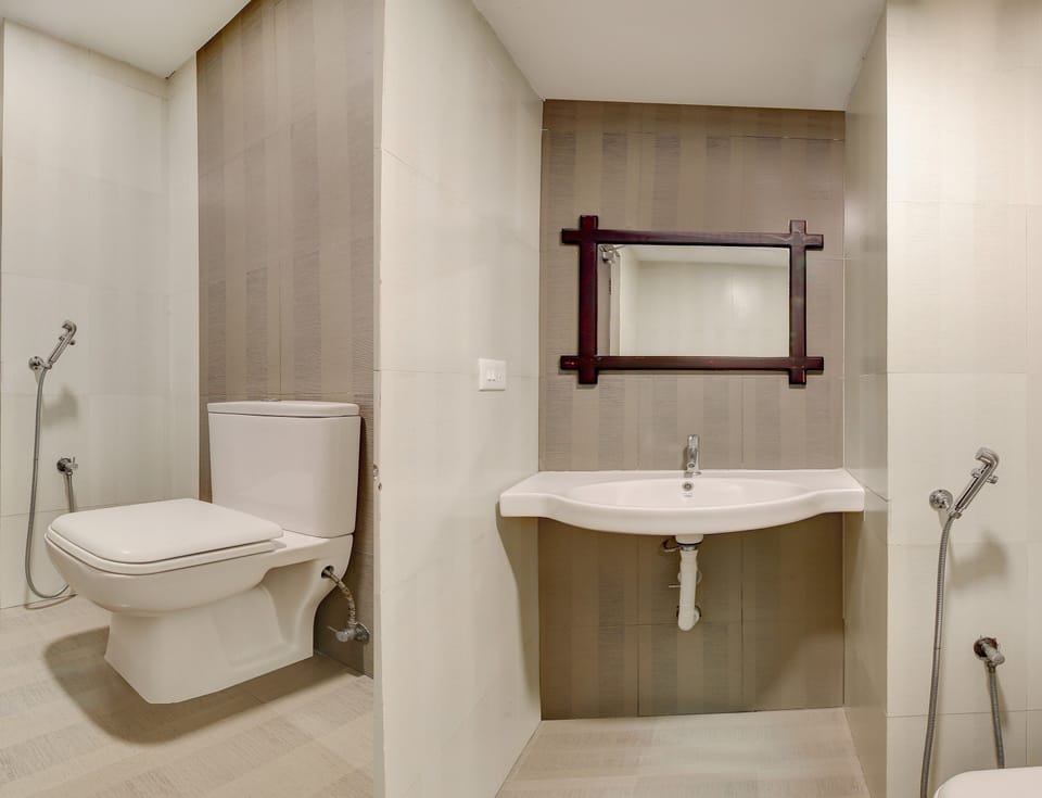 Deluxe Room | Bathroom | Shower, free toiletries, towels