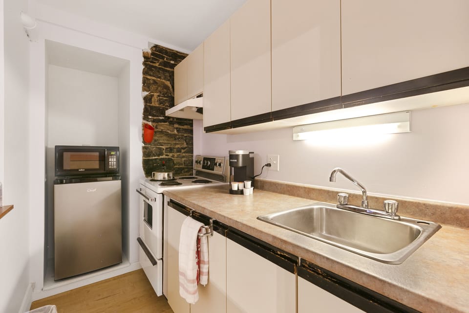 Studio, Kitchen | Private kitchen | Shared fridge, microwave, espresso maker