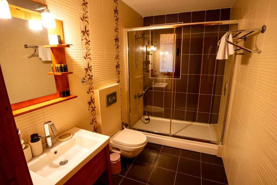 Cumbali Room | Bathroom | Shower, rainfall showerhead, free toiletries, hair dryer