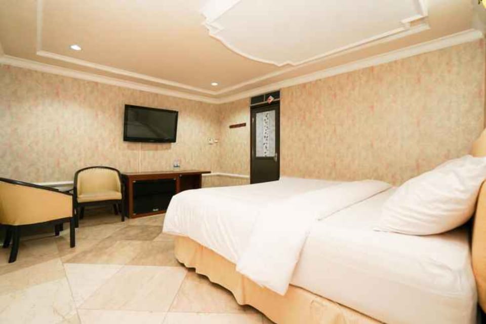 Standard Double Room | Desk, free WiFi, bed sheets, wheelchair access