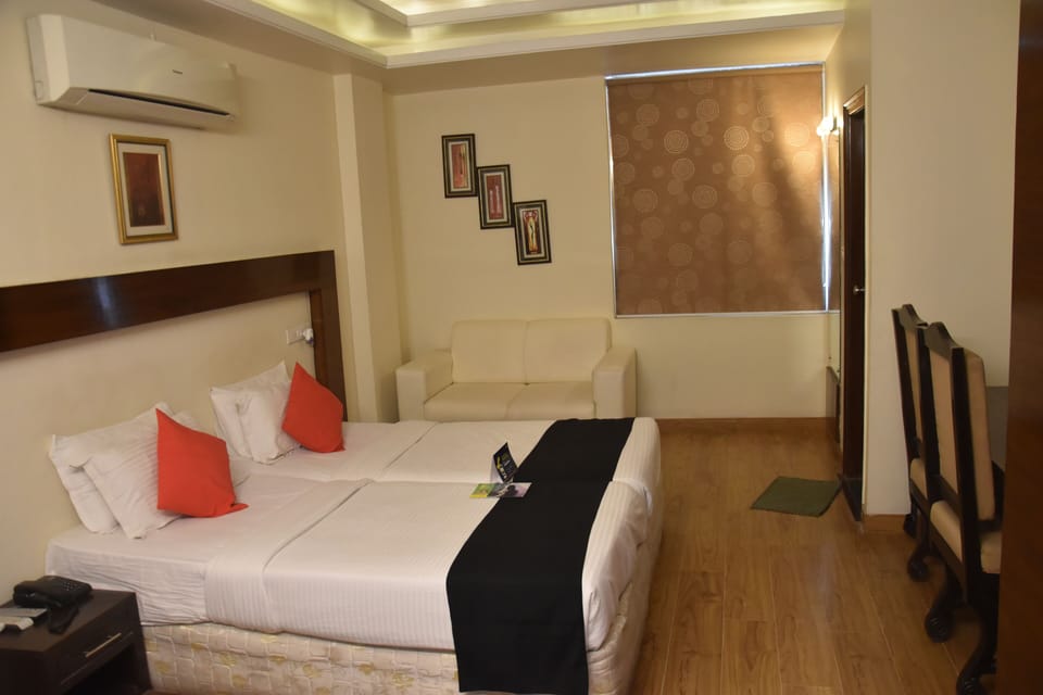 Deluxe Room | Soundproofing, iron/ironing board, free WiFi, bed sheets