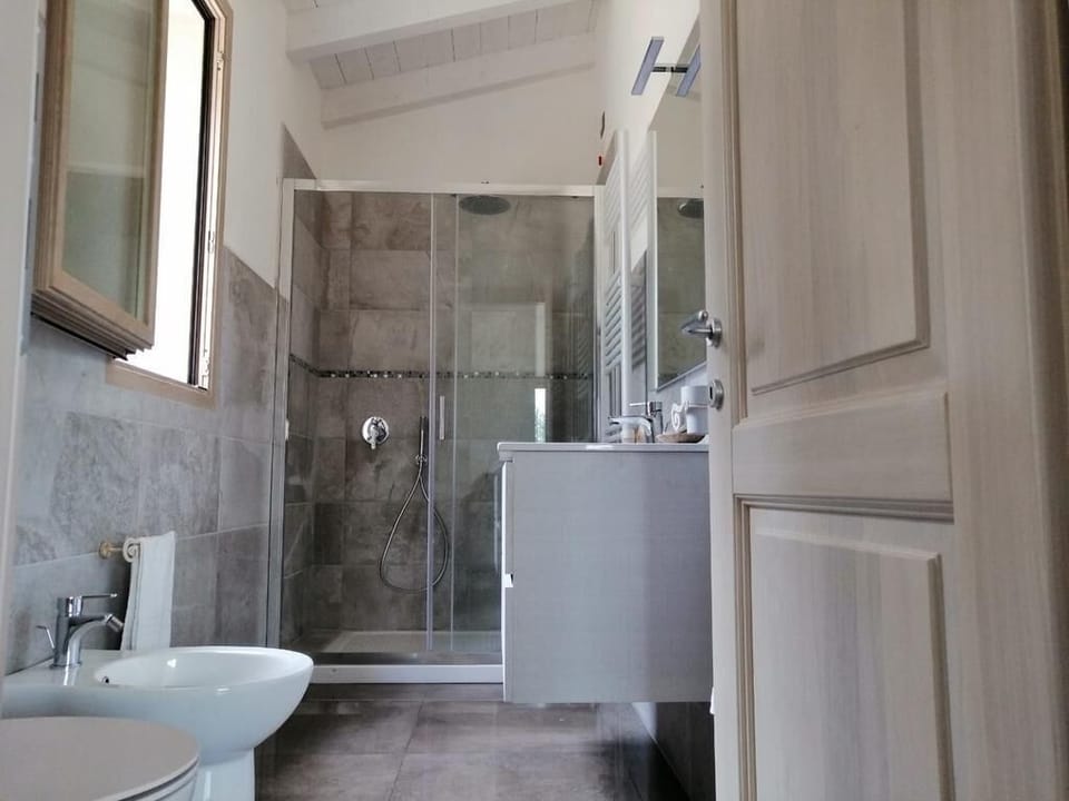 Double Room | Bathroom | Shower, rainfall showerhead, bidet, towels