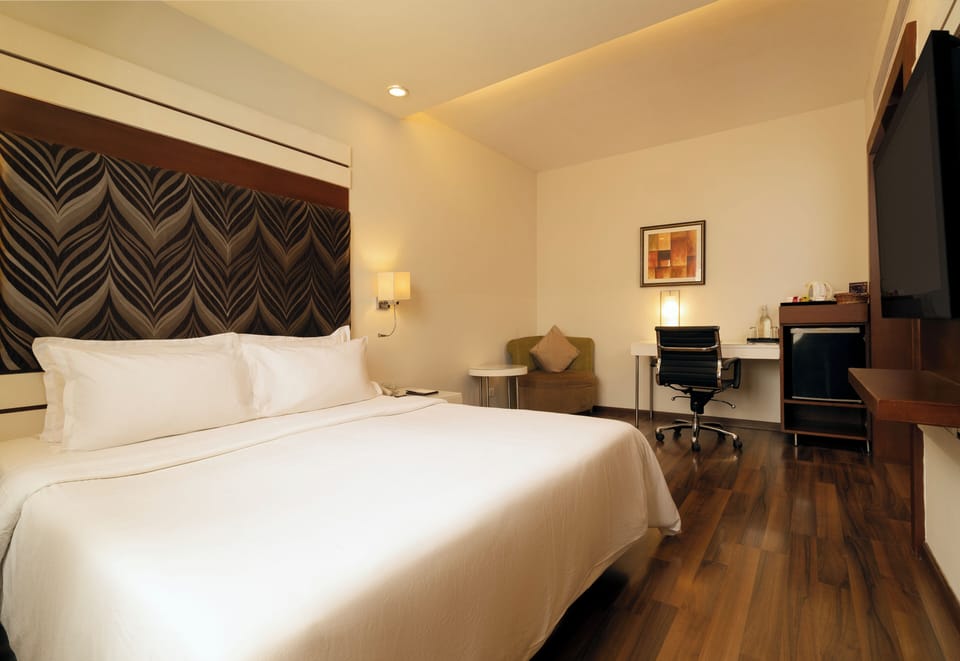 Club Room, 1 Double Bed | In-room safe, blackout drapes, iron/ironing board (on request)
