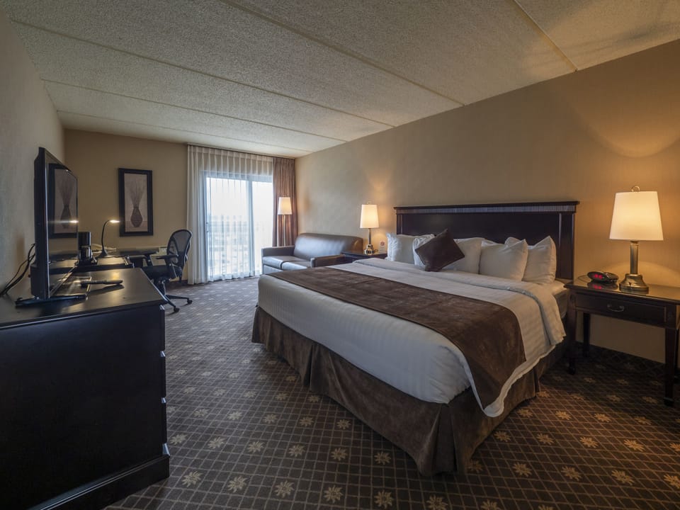 Deluxe Room, 1 King Bed | Desk, blackout drapes, soundproofing, iron/ironing board
