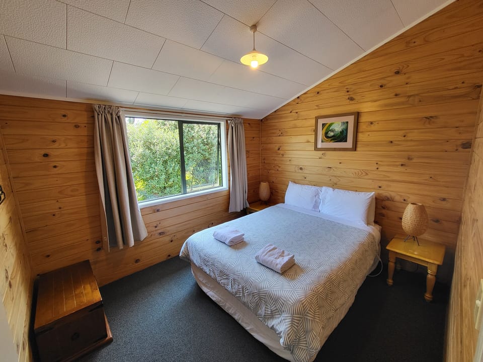 Falcon Cabin | Soundproofing, WiFi (free), bed sheets