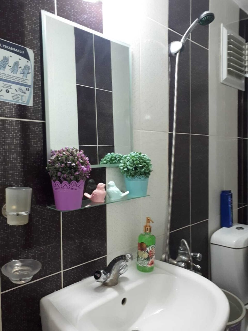 Classic Twin Room | Bathroom | Shower, hair dryer, slippers, towels