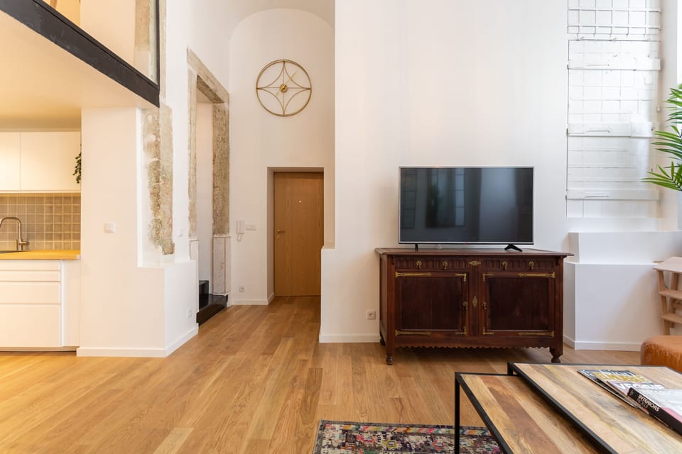 City Loft, 1 Queen Bed (Nickel Artist Atelier) | Living area | 42-inch Smart TV with cable channels, TV, Netflix