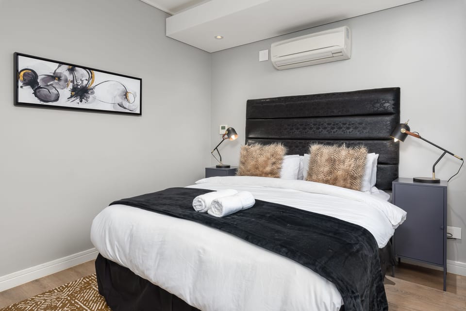 Luxury Apartment | Premium bedding, laptop workspace, iron/ironing board, free WiFi