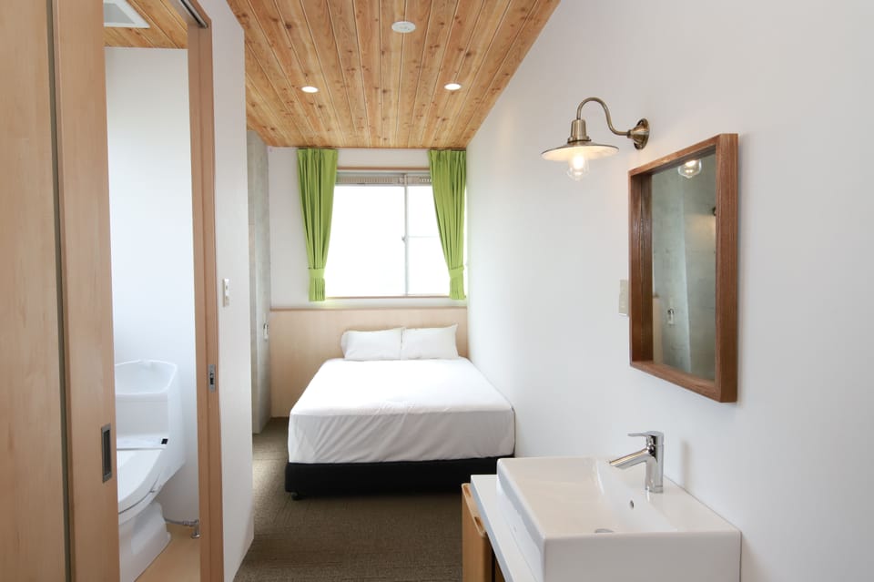 Single Room, Non-Smoking | Blackout drapes, free WiFi, bed sheets