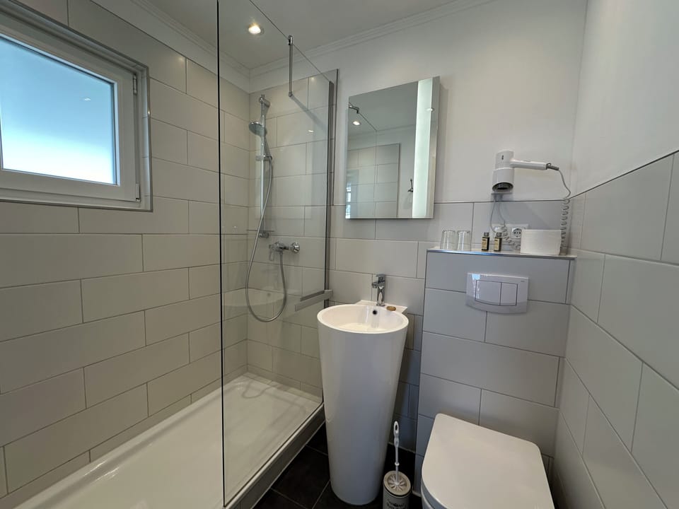 Doppelzimmer für verliebte Seeleute | Bathroom | Shower, hair dryer, slippers, heated floors