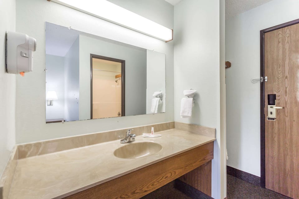 Super 8 by Wyndham Gallipolis Pt Pleasant Area Motel in Ohio