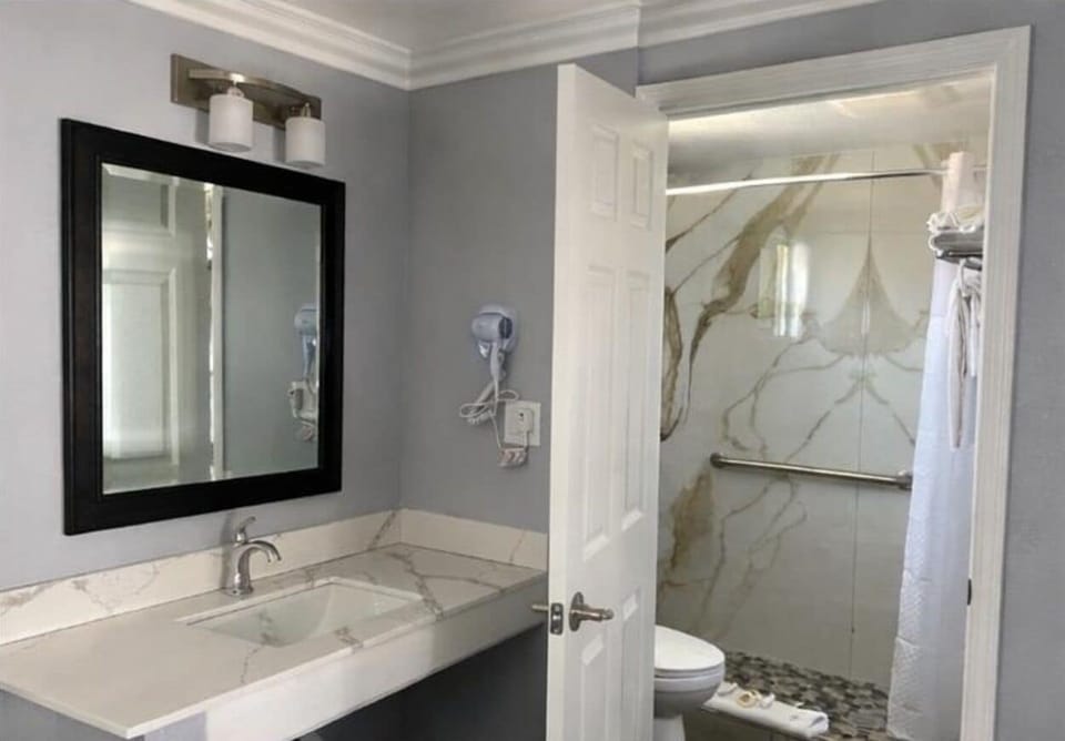 Shower, free toiletries, hair dryer, towels