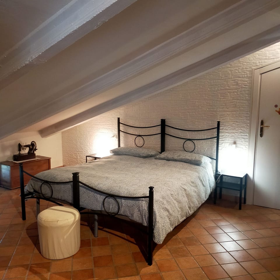 2 bedrooms, iron/ironing board, bed sheets