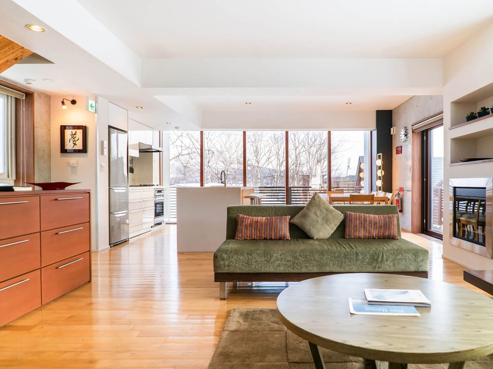 Yuuki Toride | Living room | 40-inch flat-screen TV with satellite channels, LED TV, fireplace