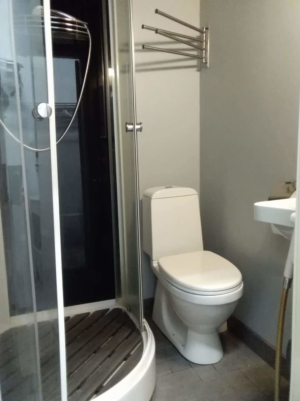 Basic Triple Room, Private Bathroom | Bathroom | Shower, bidet, towels
