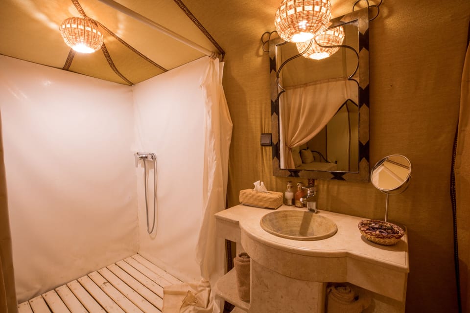 Comfort Tent | Bathroom | Shower, free toiletries, slippers, towels