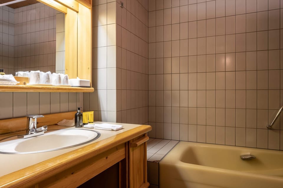 Combined shower/tub, deep soaking tub, designer toiletries, hair dryer
