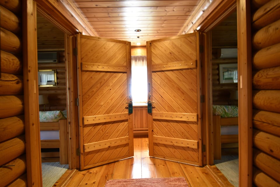 2 bedrooms, premium bedding, down comforters, desk