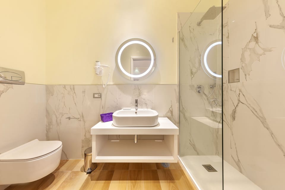 Shower, rainfall showerhead, free toiletries, hair dryer