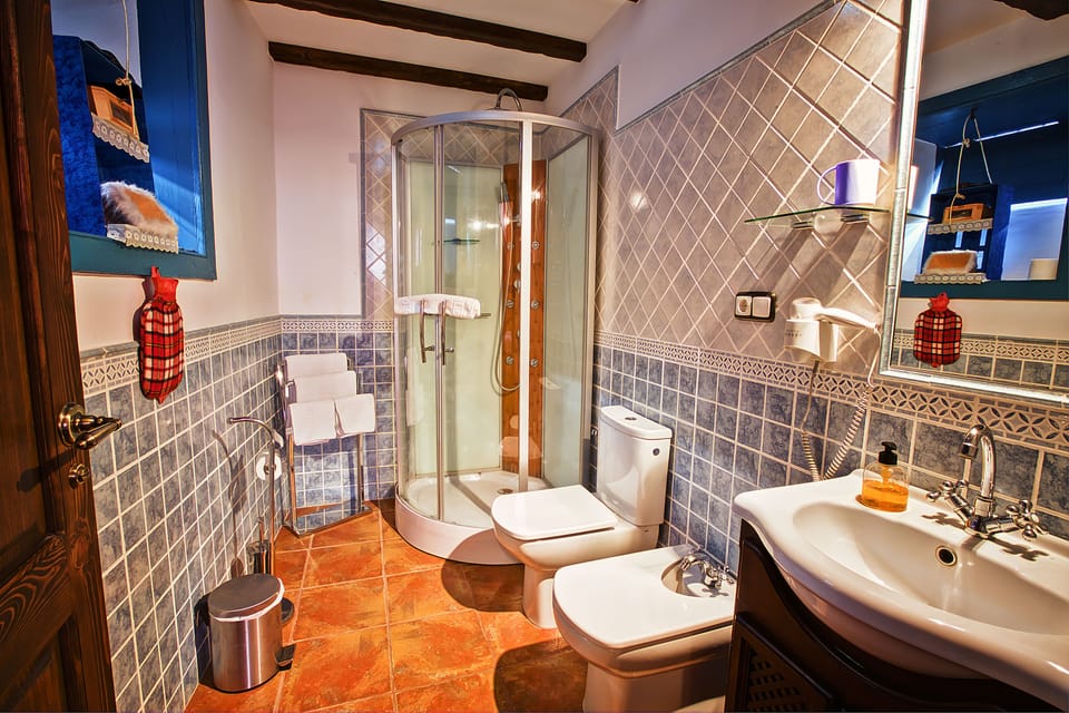 Combined shower/tub, rainfall showerhead, free toiletries, hair dryer