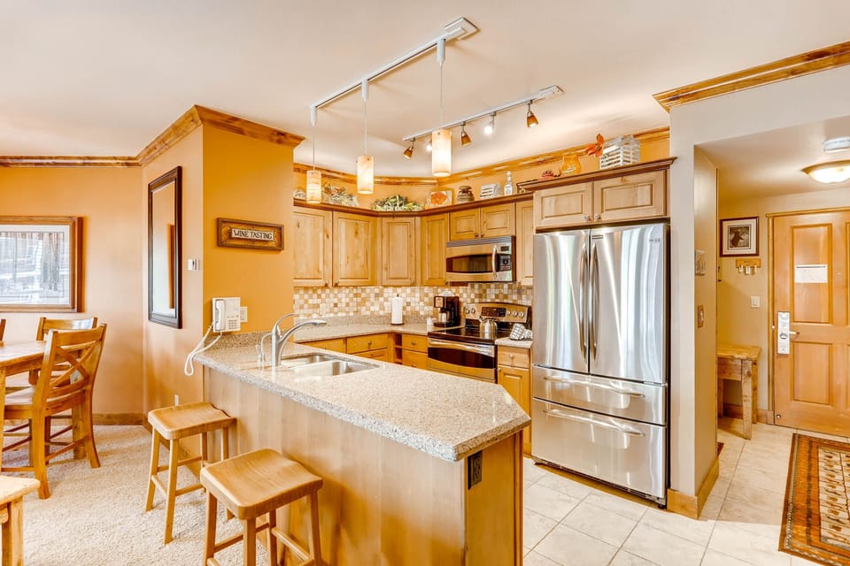 Condo, 2 Bedrooms | Private kitchen | Fridge, oven, coffee/tea maker, toaster