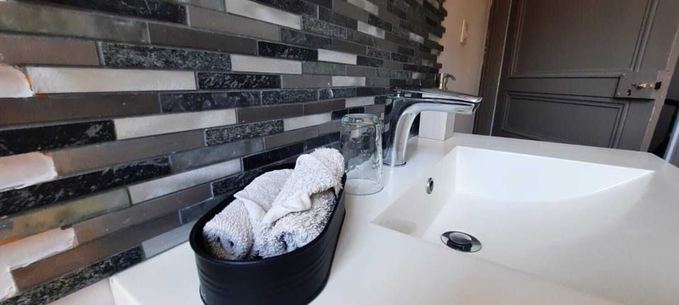 Comfort Room | Bathroom | Combined shower/tub, hair dryer, towels, soap