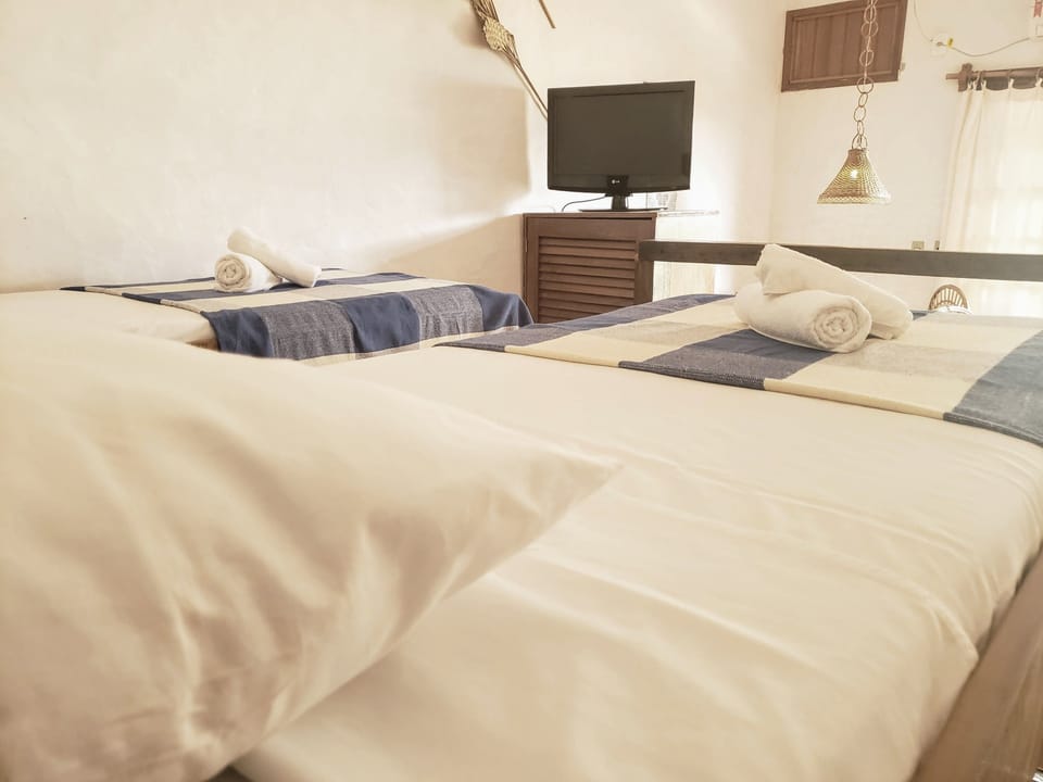 Classic Room | Minibar, desk, iron/ironing board, free WiFi