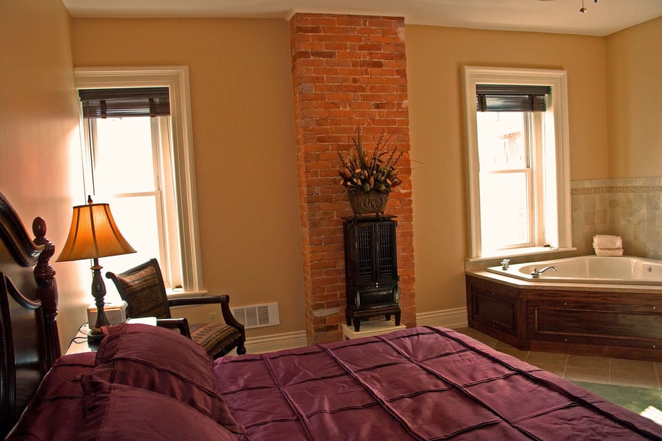 55 Broadway Mini-Suite, 1 King Bed, Jetted Tub | Iron/ironing board, free WiFi, bed sheets