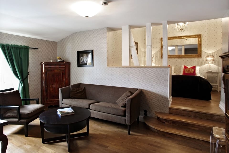 Deluxe Double Room, 1 Double Bed | Premium bedding, minibar, desk, laptop workspace