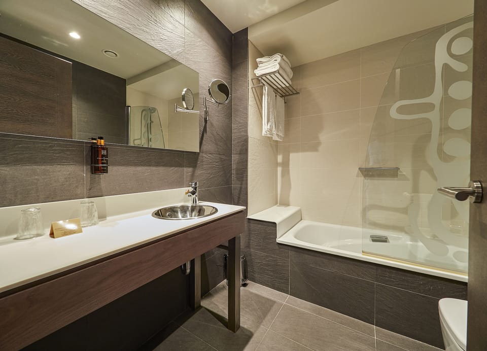 Standard Double or Twin Room | Bathroom | Free toiletries, hair dryer, towels